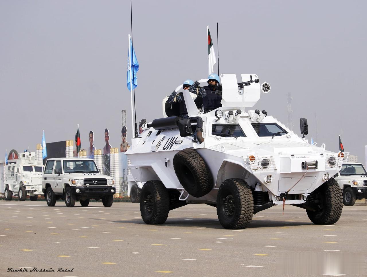 孟加拉国独立50周年阅兵式上的土耳其制眼镜蛇I（图1）和眼镜蛇-II（图2）轻型