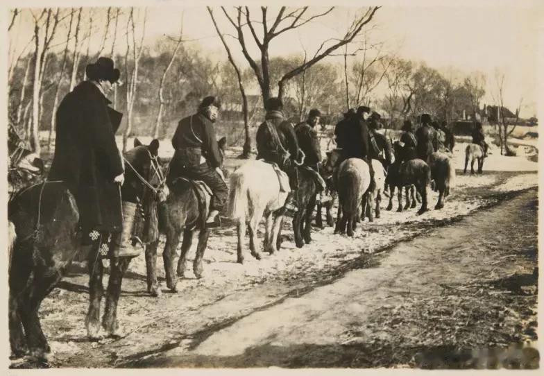 1907年6月，沈阳新民府大院里张作霖设宴款待辽西巨匪，同时也是他结拜兄弟的杜立