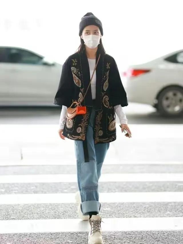 赌王的女儿何超莲一身混搭风走在时尚前沿。

何超莲外出，白色长袖体恤外搭一款中式