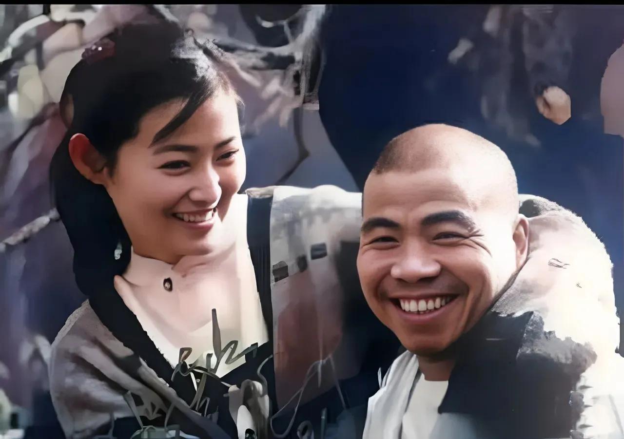 1998年，《水浒传》拍摄现场，潘金莲饰演者王思懿亲密地搂着武大郎的饰演者宋文华