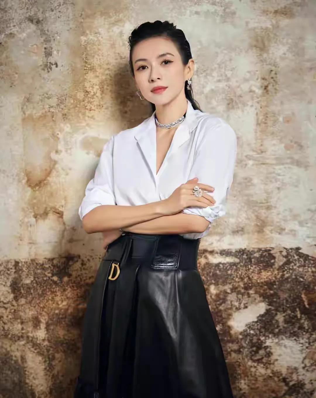 章子怡亮相巴黎时装周秀场，穿 白衬衣搭配黑皮裙尽显端庄大气，优雅干练！

简单的