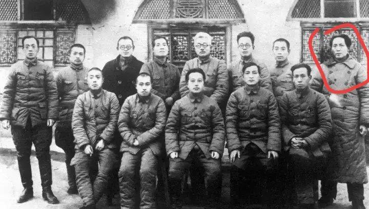 这是伟人在陕北延安时的合影，拍摄于1937年。
照片中，就算伟人在边上，气场也能