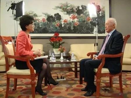 2009年，杨澜采访李光耀，谈到治理贪腐，李光耀说，这个很容易，你一个官员拥有工