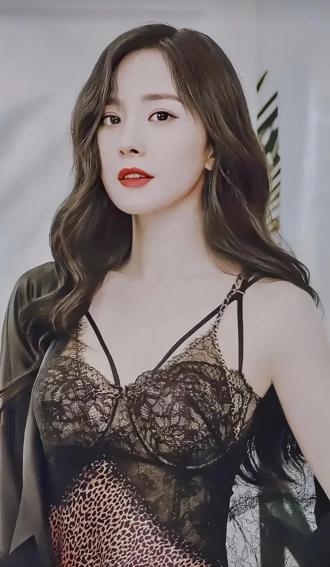 《京都富婆 》杨幂：离婚时倒贴前夫一个亿，她家里的马桶价值6万，仅一个喝水的杯子