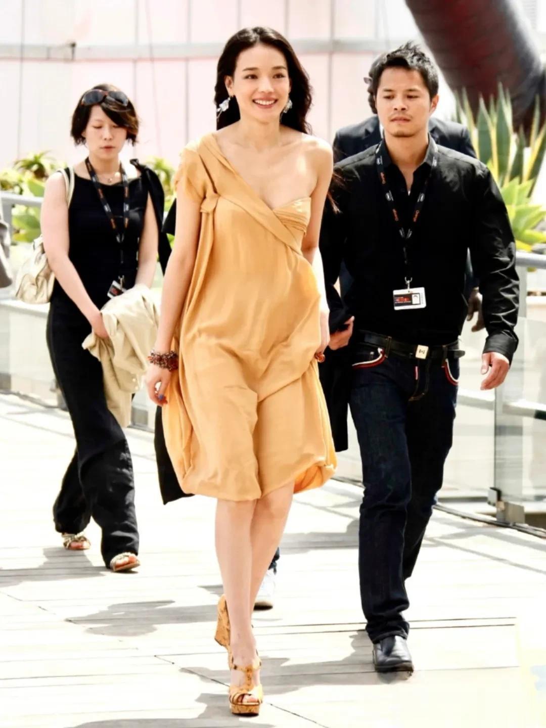 2009年戛纳红毯上的舒淇，真的是春光明媚呢！舒淇向来都是大大方方的展示，也毫不