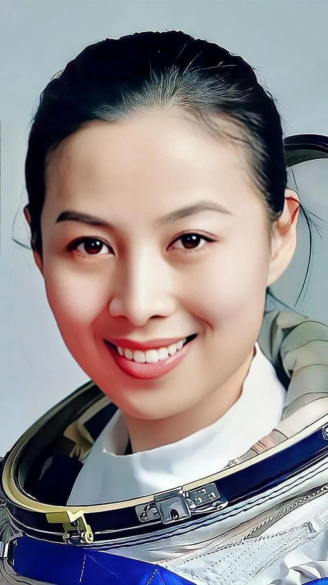  新一届全国政协委员，中国最美最漂亮的女航天员，在太空给全国学生授课，巾帼不让须