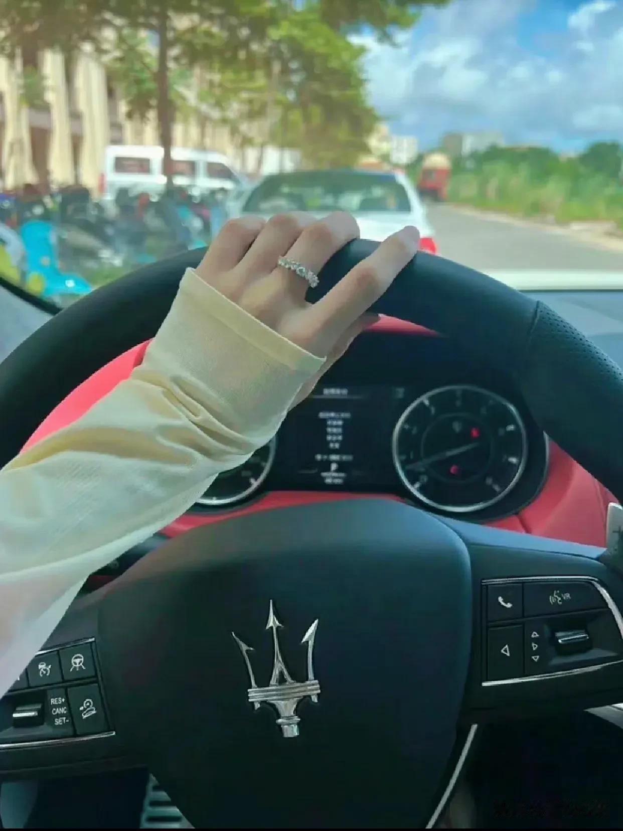 海王朋友告诉我，站在男生角度，什么样的女孩最有魅力？
1、只要你心是狠的，是拎得