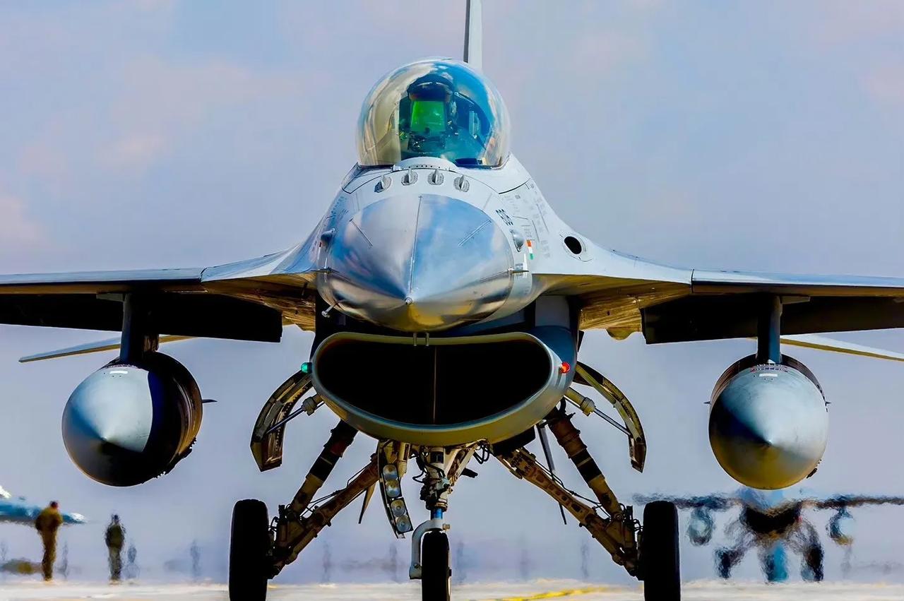 4代机的标杆歼10的近亲，美国F-16可以说是世界上最优秀的4代战机。世界许多国