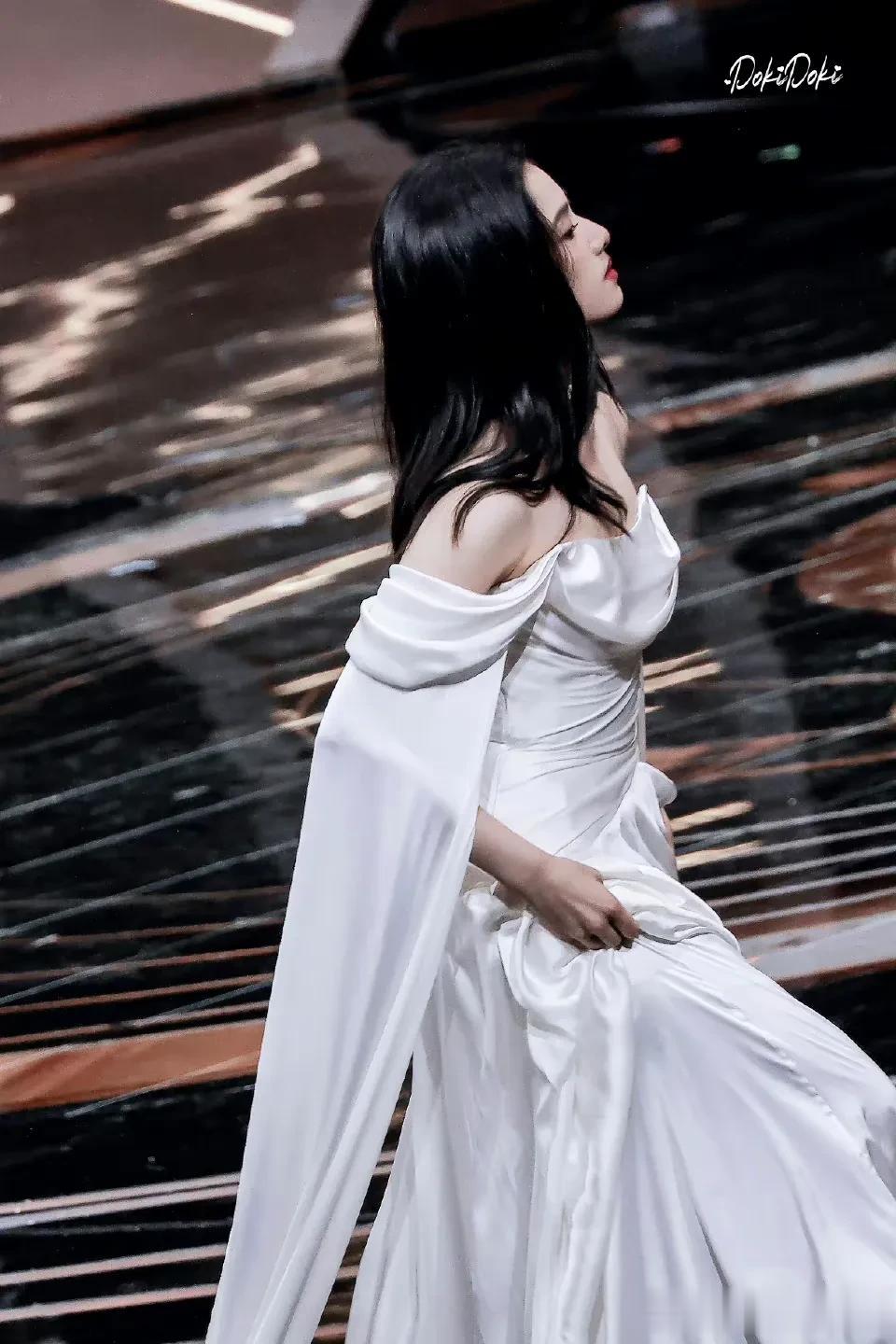 张婧仪真的是越素越美！