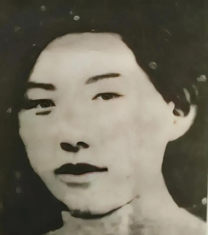1942年，一位女战士因汉奸出卖被日军抓捕，日军扒光她的衣服，对她动用酷刑。突然