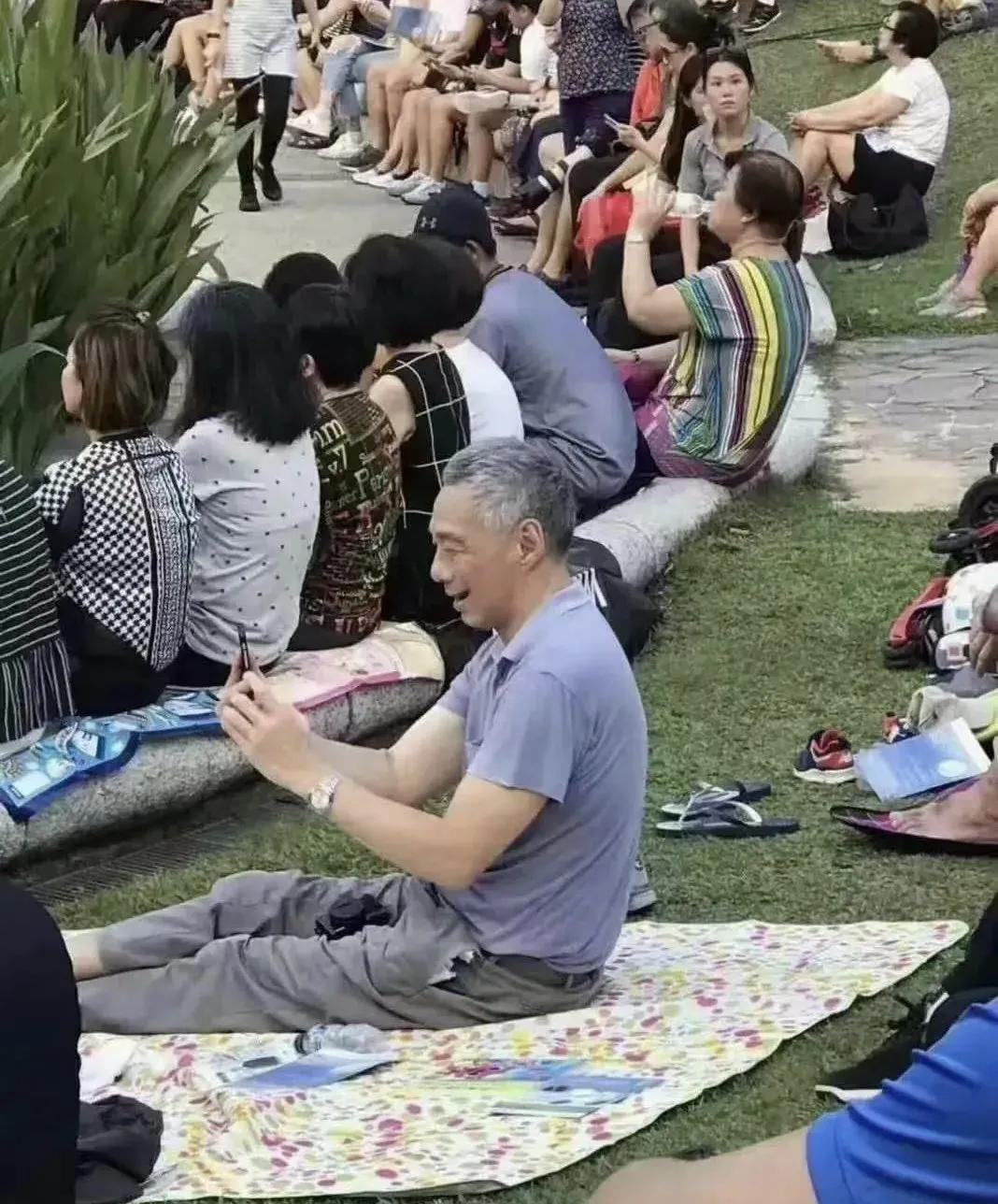 新加坡总理李显龙融入民众玩自拍