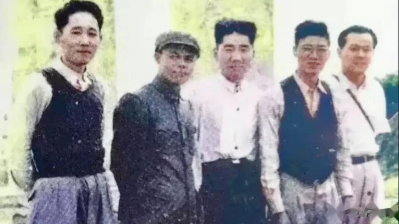 这是一张1947年，毛主席长子毛岸英罕见的照片！

他，站在C位的，穿着朴素，英
