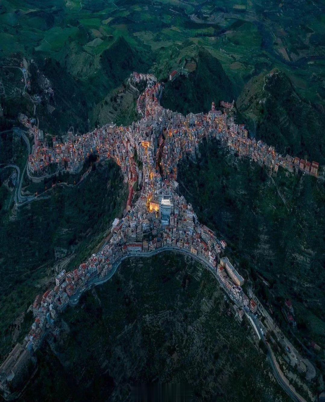 【人形城】意大利的琴图里佩（Centuripe），俯瞰轮廓似人形。Centuri