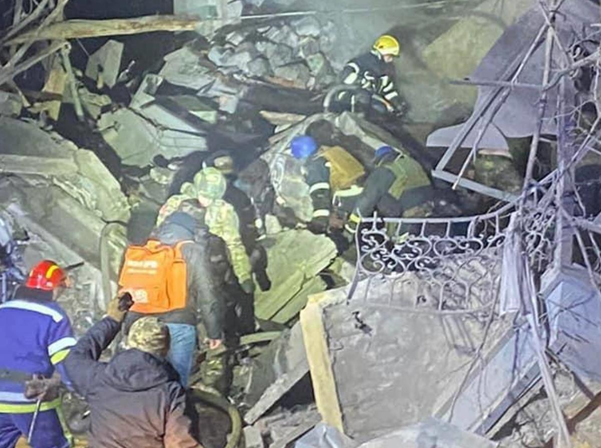 俄罗斯伊斯坎德尔-K1导弹再发神威，乌克兰防空系统望尘莫及，8栋公寓楼受损。实践