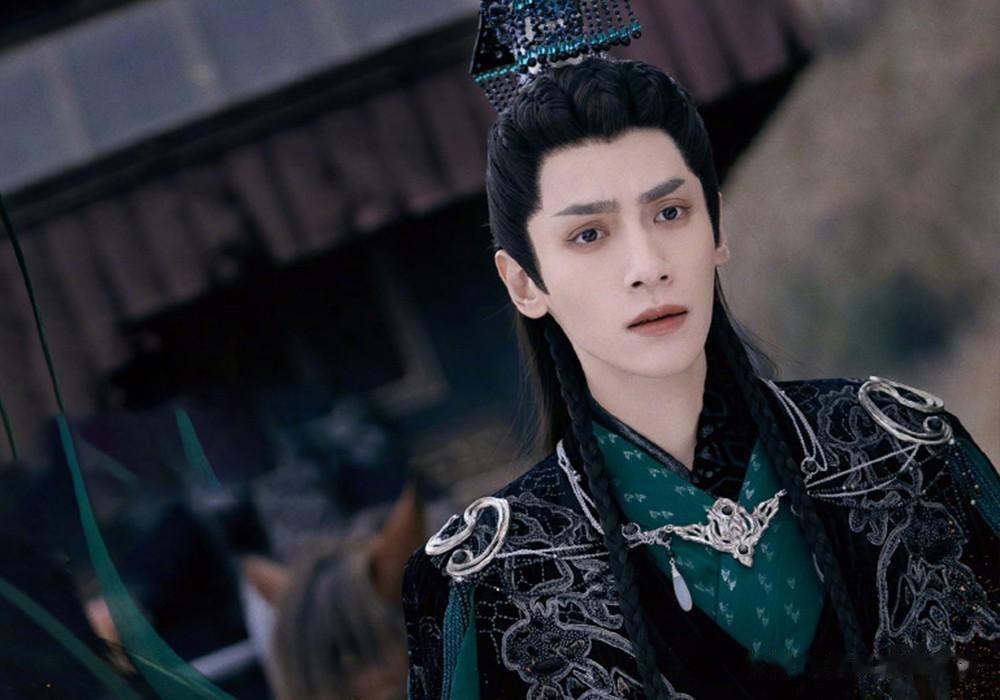 《长月烬明》6大主演的定档海报，高级敦煌风，细节满满。他们饰演的角色，都在海报上