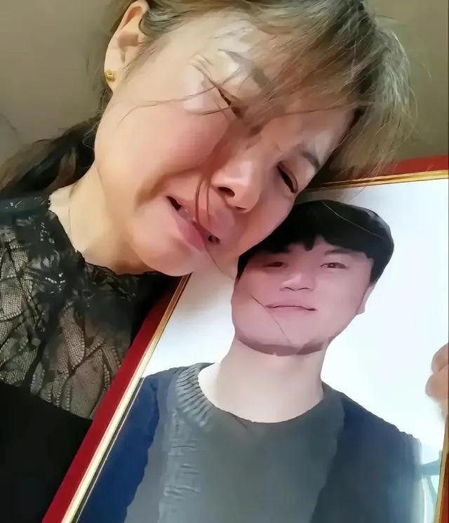 官二代在政府办公大楼将办公室门锁死，当着数位同事的面将一名同事捅了30多刀，并用