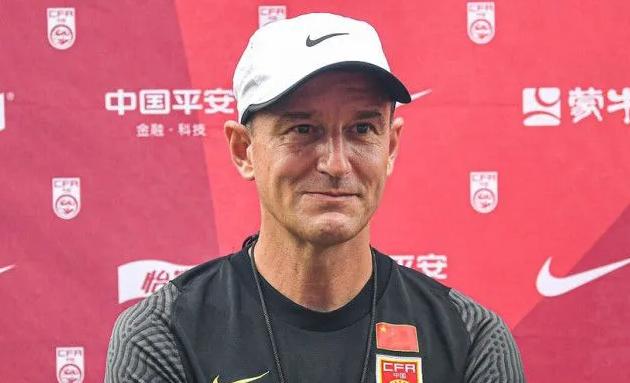 扬科维奇出任国足主帅，颁铁律：体脂率超过 10% 不能上场。
扬科维奇，作为塞尔