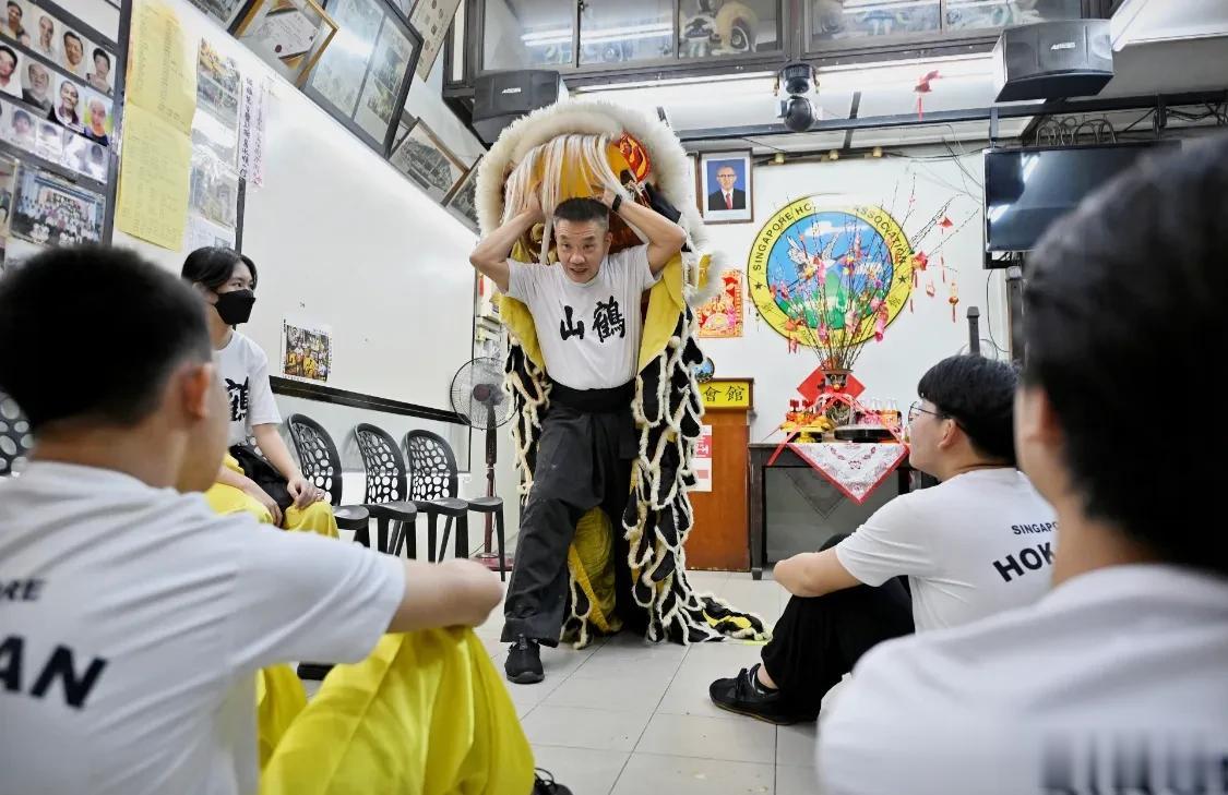 新加坡一家武术会馆的师傅正在教