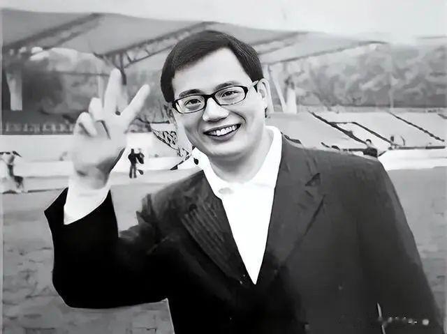 武汉博士11天捐精5次猝死，获赔8万，父亲大哭：还不如一头牛![摊手]34岁的郑