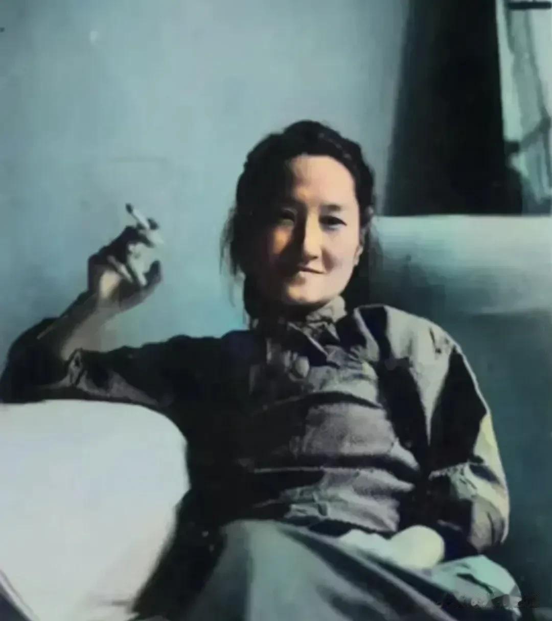 据说这是50年代的陆小曼，当年把徐志摩迷得神魂颠倒的民国才女，虽然此时的她已经步