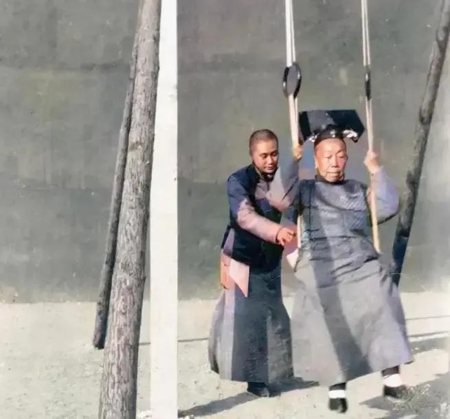 这世界没有谁骗谁，
只有自己骗自己。
选择相信实际上就是先说服了自己，
感到失望