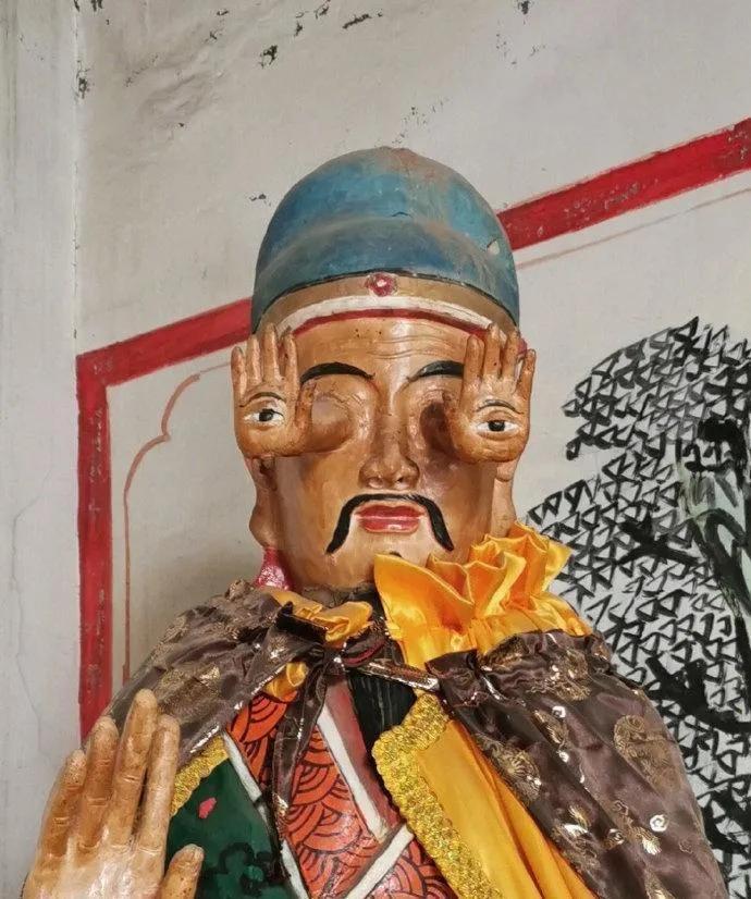 这座庙里供奉的神仙手中长眼，眼中长手，是个手眼通天的大神。
这位神仙原名杨任，又