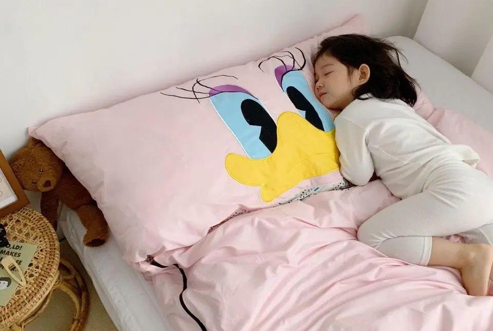 你家孩子会不会经常踢被子？这是什么原因？
 
现在是春天，早晚温差比较大，孩子晚