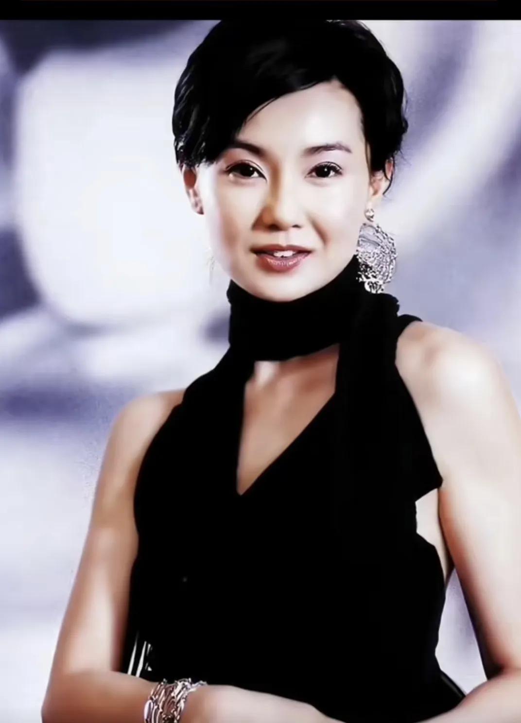 58岁的张曼玉身价上亿，但在生活中即一直非常的低调。逛菜市买地摊货，没有一点明星