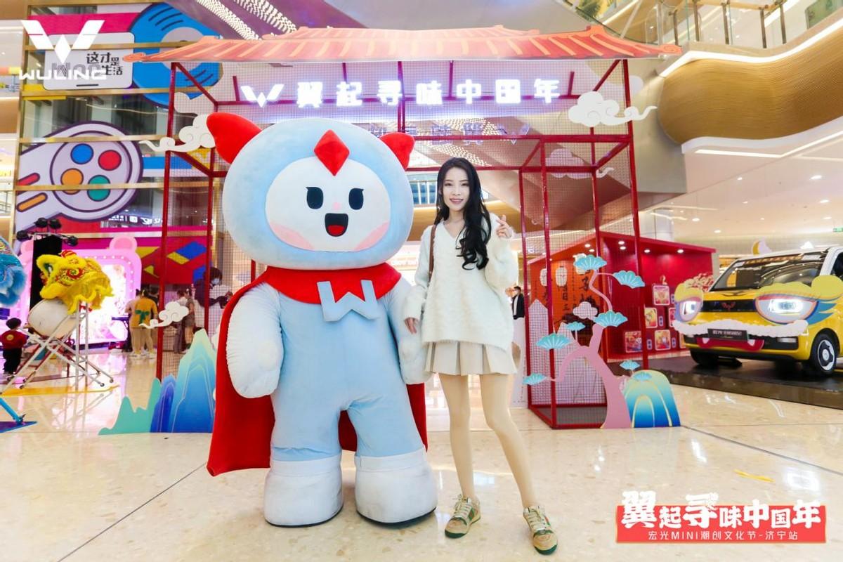 [微笑]
对每个中国人来说，一年之中最为重要的节日就是春节，贴春联、剪窗花、放鞭