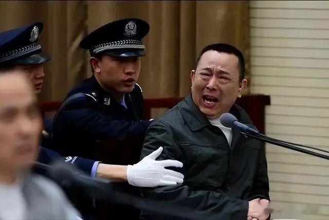 2015年2月8日，在刘汉执行死刑的前一天，得到批准的记者前往看守所采访刘汉。此