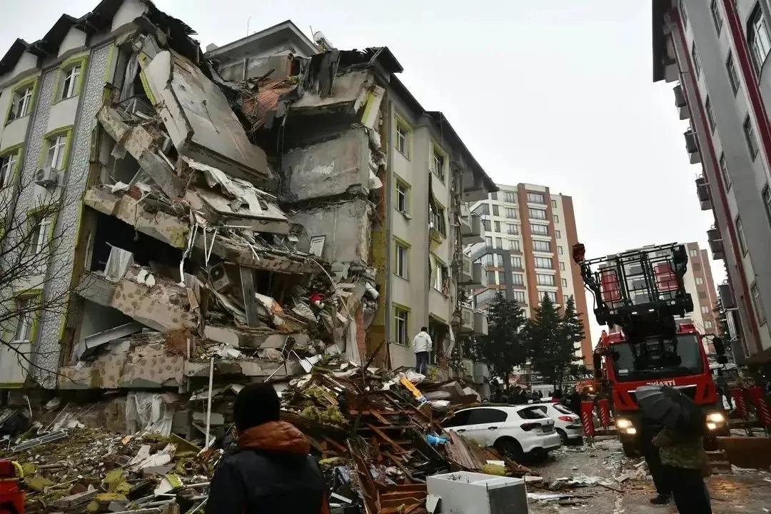土耳其大地震，震中震，又叫连环震！一道蓝色震光劈来，整个大地地动山摇！震浮之大，