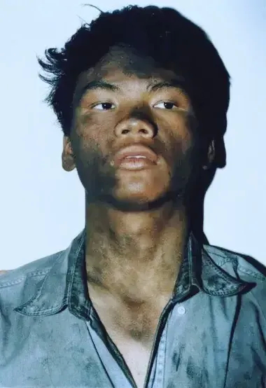 这是2004年马加爵被逮捕时的真实照片。他杀害四名同学后逃往了海南三亚。并在这里