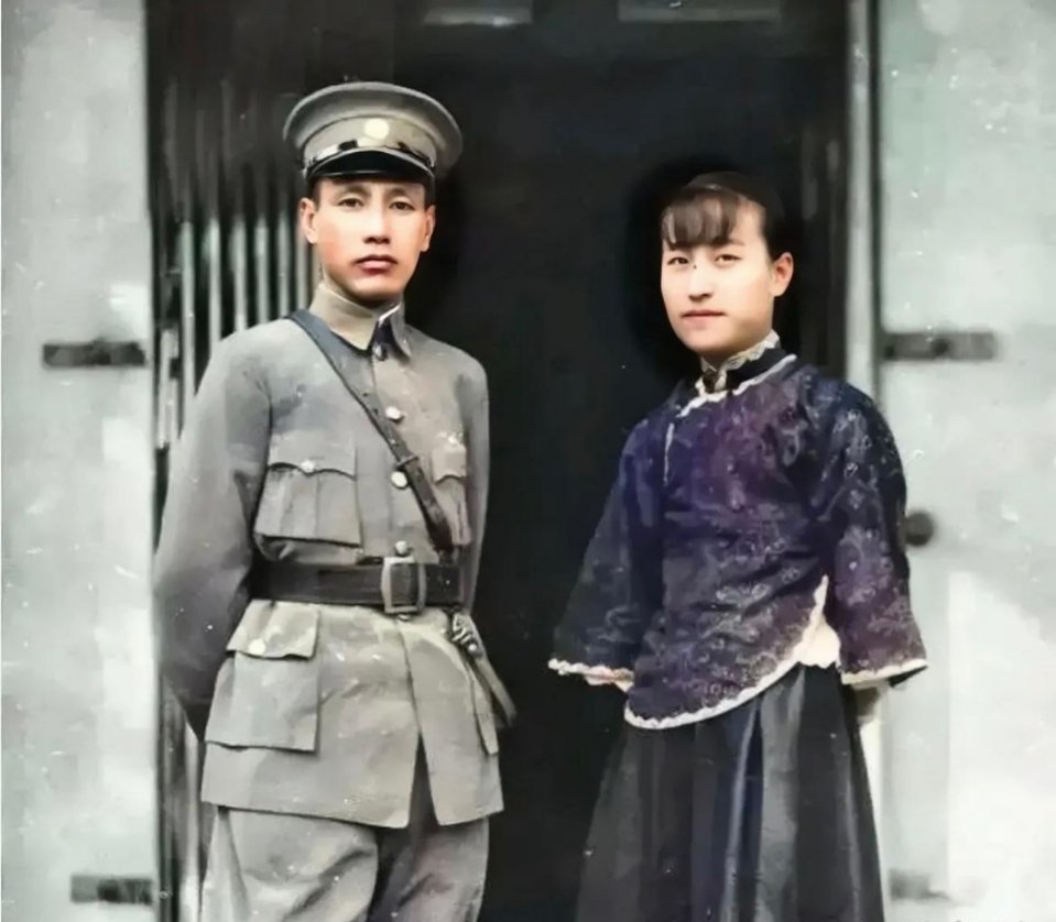 #历史那些事[超话]#1921年，蒋介石和他的第二任妻子陈洁如在新婚时合影。那一