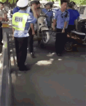 图1 这要是放在古代，我都是跪着让她先走的
图2 一顿操作原来是个纸老虎
图3 
