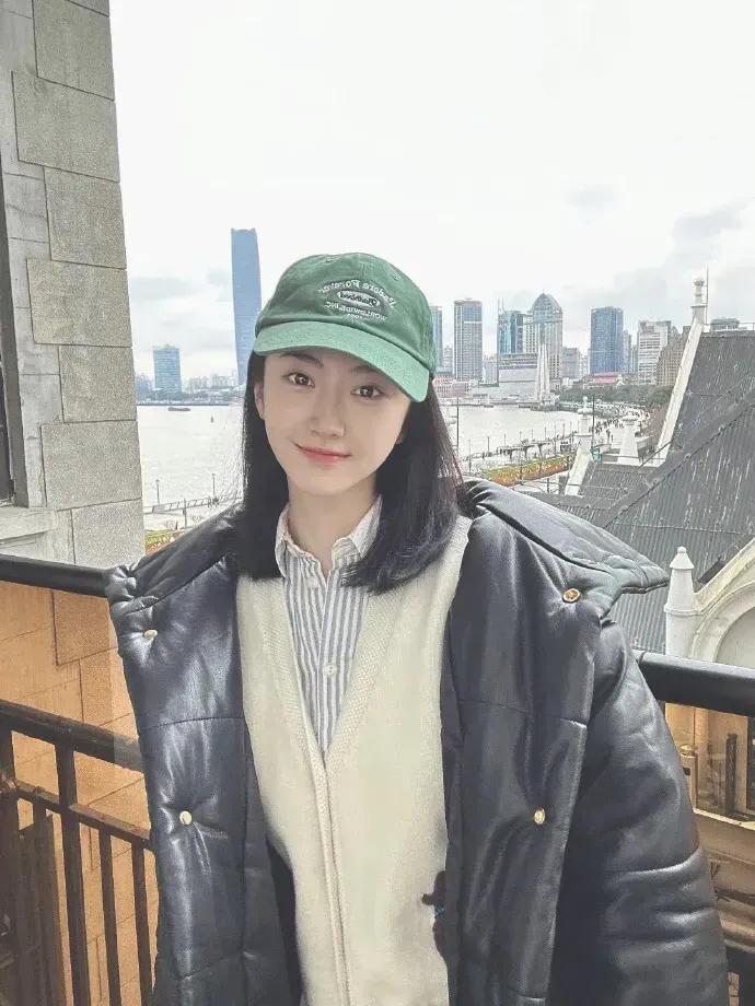 香港网友都在为景甜感到惋惜，认为她被张继科骗钱骗色，十分不值得。明明可以及时抽身