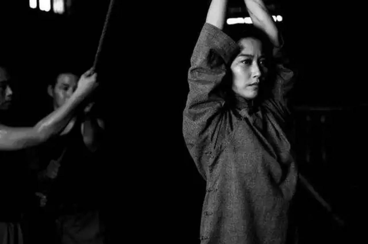 1946年，女战士贺飞霞落入敌人手中，为了逼供，疯狂的敌人扒去她的上衣，用烧红的