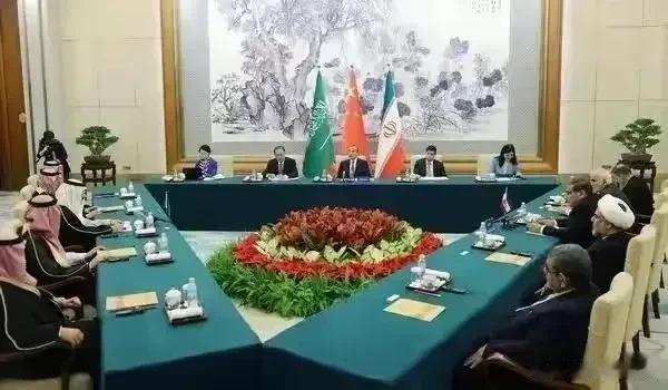 同样是三方会谈，但会议桌的摆放方式却大不相同。

中国、沙特、伊朗三方会谈的会议