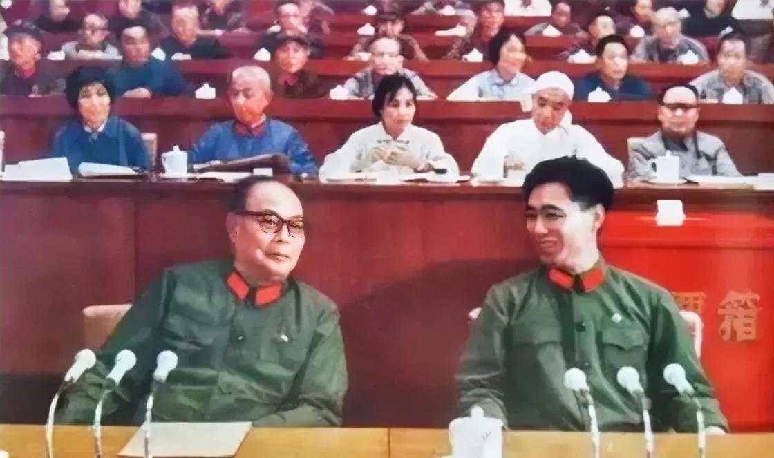 1975年1月，党的十大开幕式，叶剑英和王洪文在交谈。

值得一提的是在十大开幕
