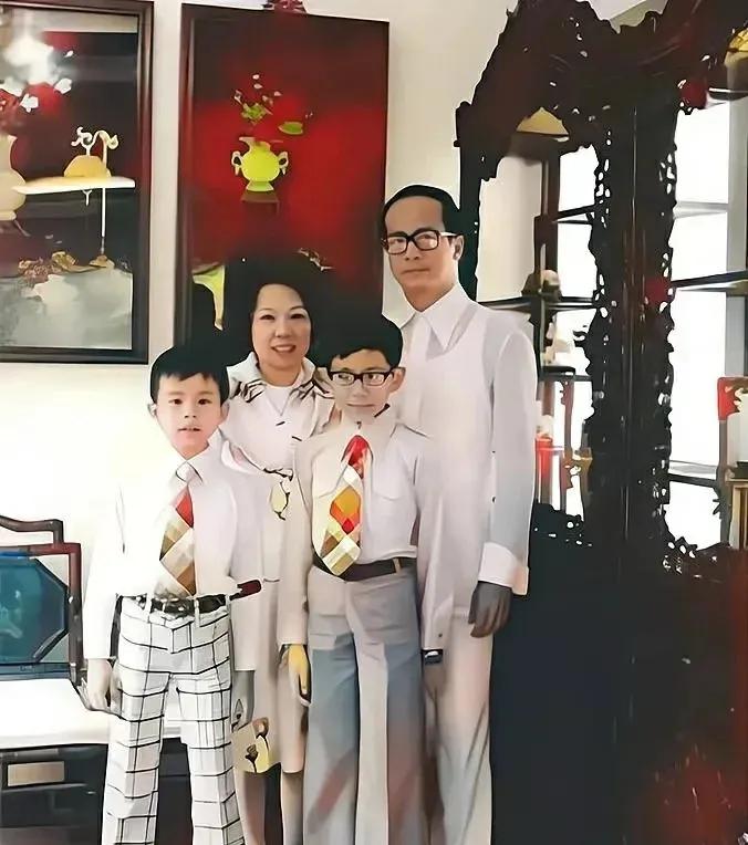这是70年代，李嘉诚和妻子庄月明、长子李泽钜、儿子李泽楷的合影。一家人都衣着华丽
