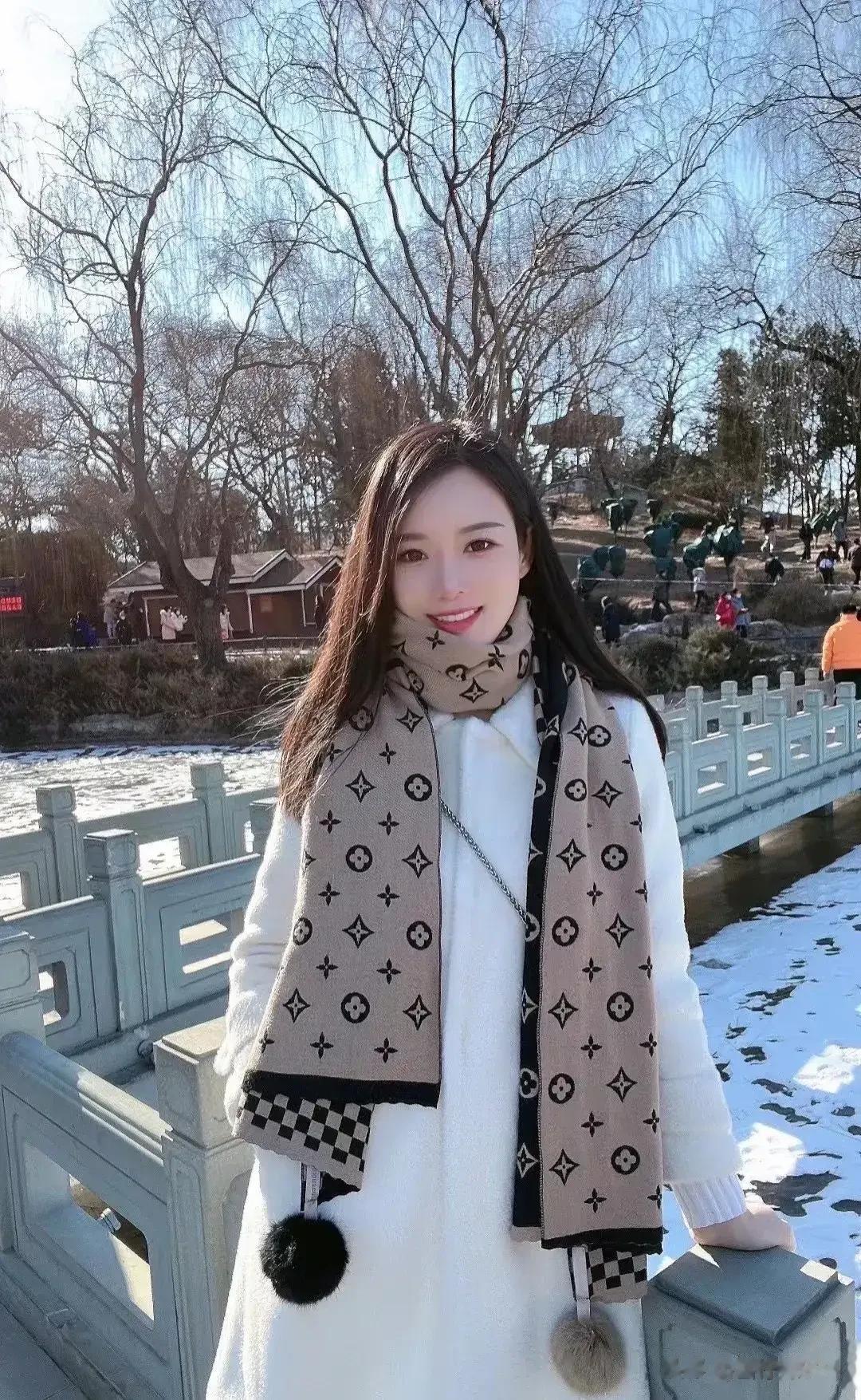 非常喜欢莫言一段话:
装过屎的大肠有人吃，并且吃的津津有味，装过屎的碗洗干净却没