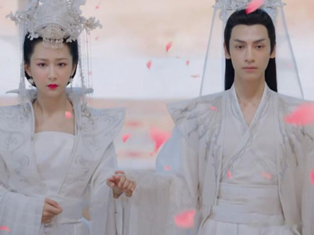 同样是嫁衣，白浅红色端庄，锦觅白色霸气，却统统都输给了她！
大家好，我是你们最喜