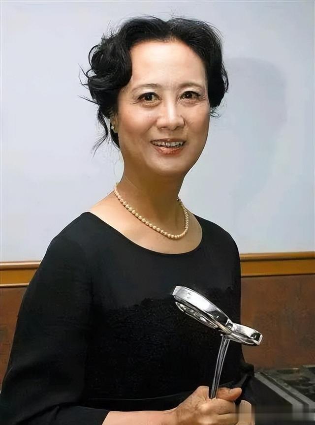 图片中的女演员在上个世纪80年代是非常著名的女演员，她出生于1958 年，是河南