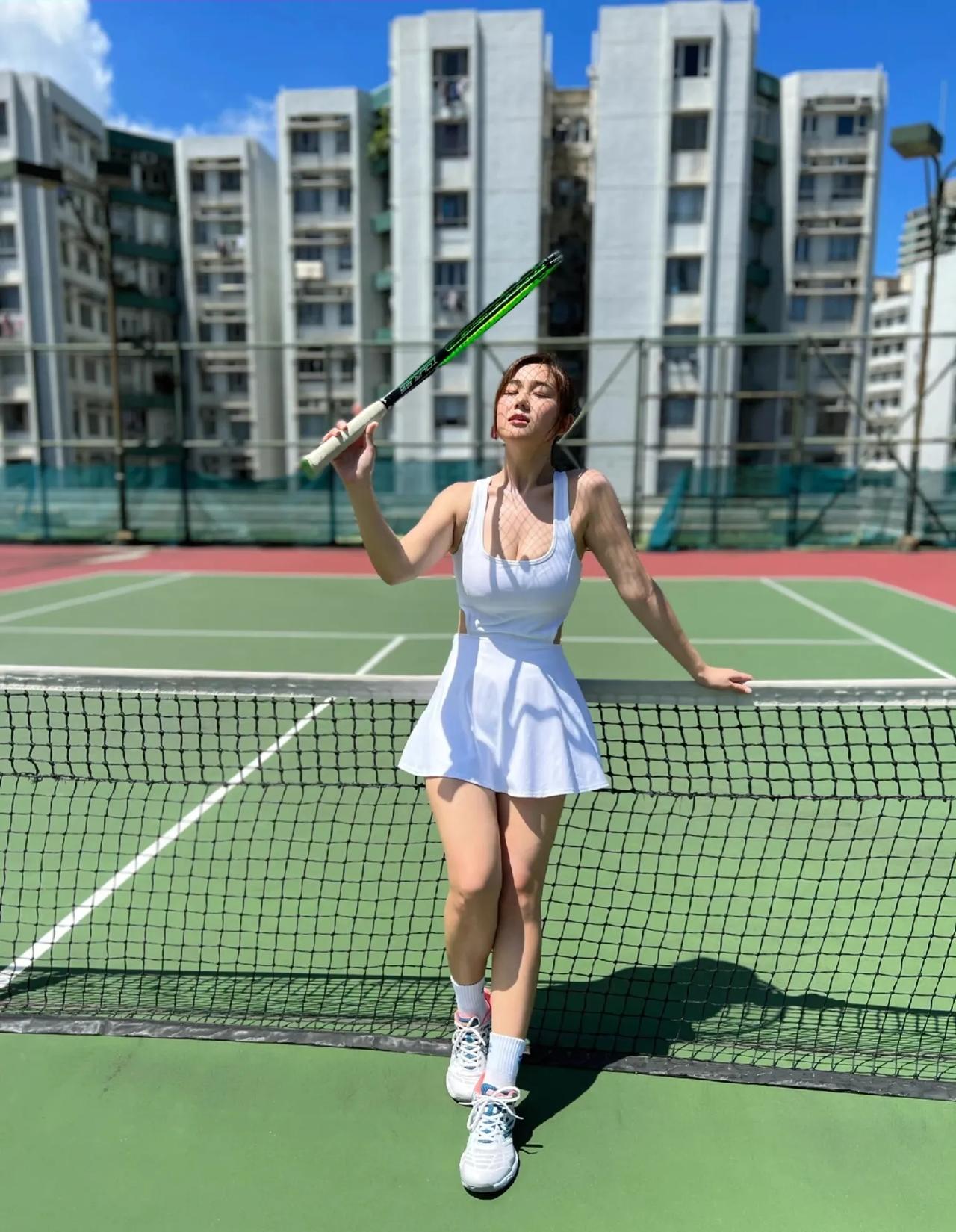 2月7日，TVB知名女星白云在自己社交账号晒出一组九宫格美照，照片中的她身穿一身