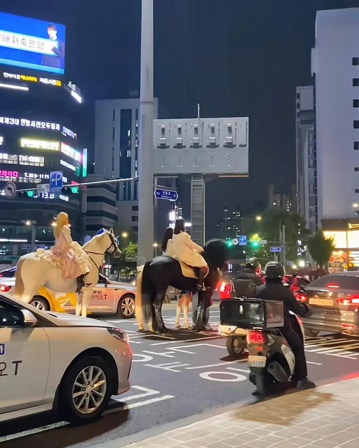 
韩剧里总向人展示各种奢侈的生活，财阀千金们开着豪车，在路上狂飙。

但我们的脑