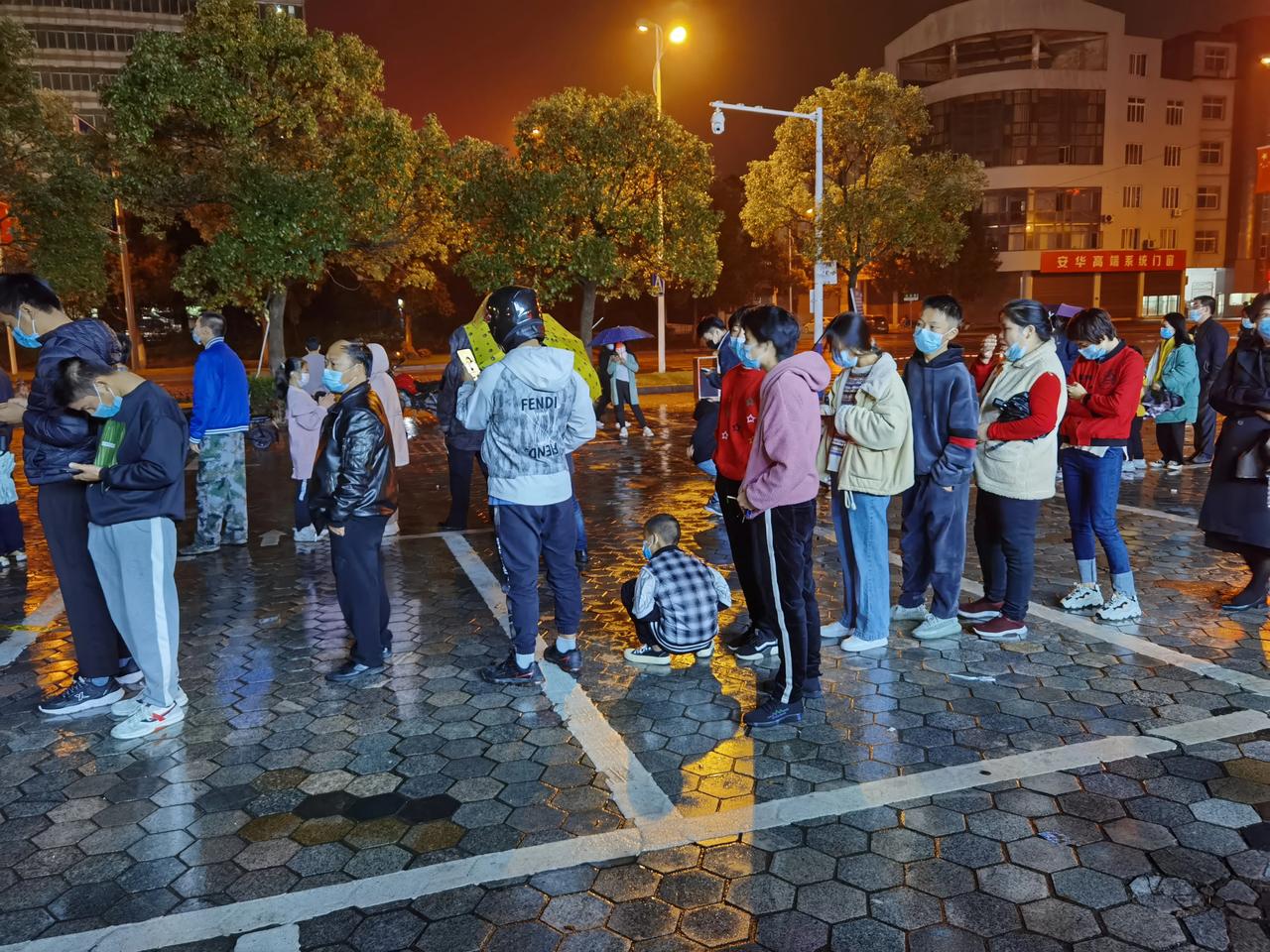 今晚的大美上饶，注定是一个不眠之夜。

全员核酸检测正在有序进行，晚上九点半前往