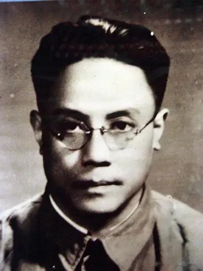 “一卷书雄百万兵，

攻心为上胜攻城，

蒋军一败如山倒，

哲学尤输仰令名。”