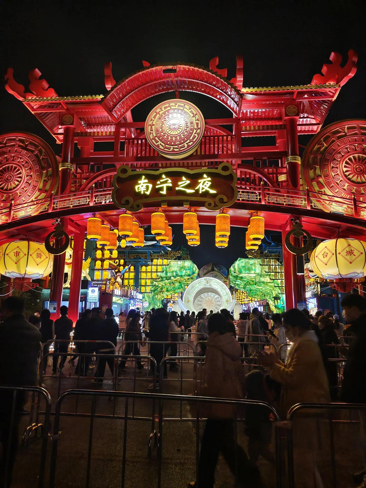 我昨晚也和姐妹去南宁不夜城打卡了。感觉也不是很好玩，但是不去一下又怎么行呢~