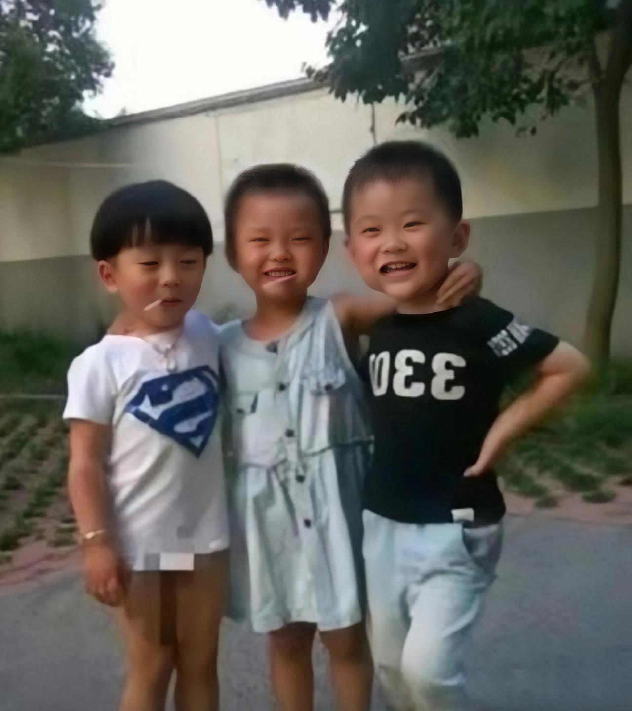 十几年前的三个假小子，如今长成大美女了。
十几年前，三个孩子还是穿开裆裤的年纪，