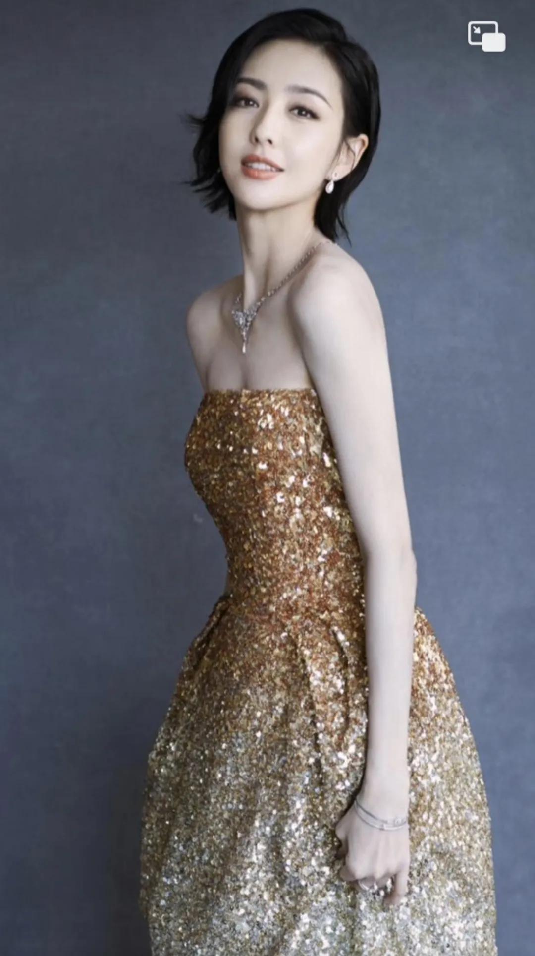 佟丽娅：长相甜美、明媚清心、五官精致、眼睛灵动有神，瓜籽脸驼峰鼻、唇线清淅，两个