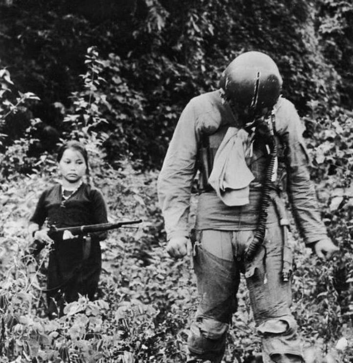 【被小女孩俘虏的美军士兵】
美越战争时期一名美国空军士兵驾驶着 RF-4C 战斗